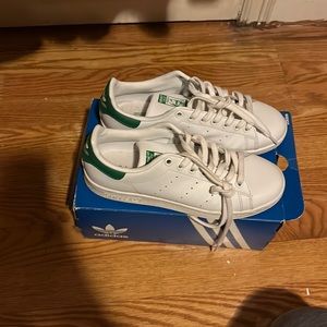 Gently used women sneaker in good condition with box adidas Stan smith
